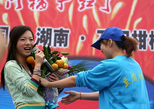 第六届2006年中国石门柑橘节-献橘