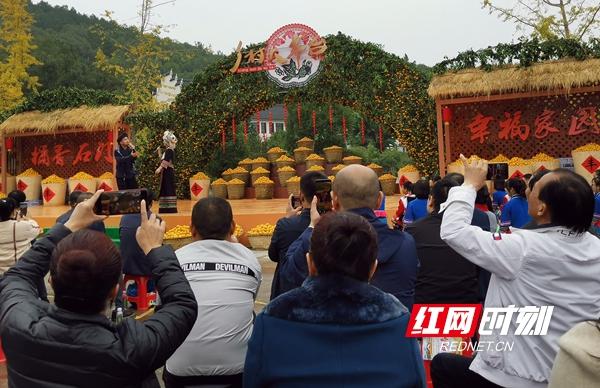 第二十届2020年湖南石门柑橘节现场节目表演，引得观众纷纷拍照